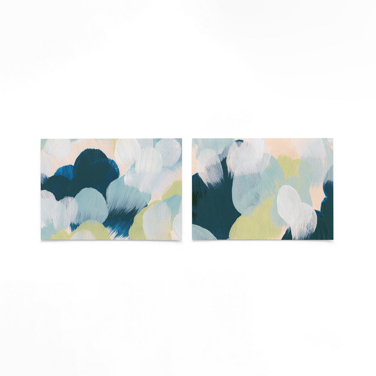 Twee liggende posters met zachte, ronde vormen in blauw, groen en wit op een gebroken witte achtergrond