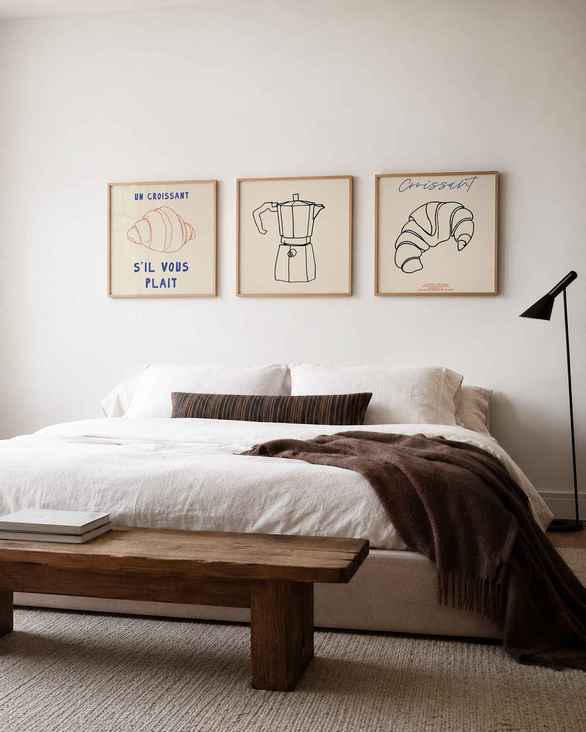 Interieurpresentatie van een driedelige vierkante posterset met croissant en koffie