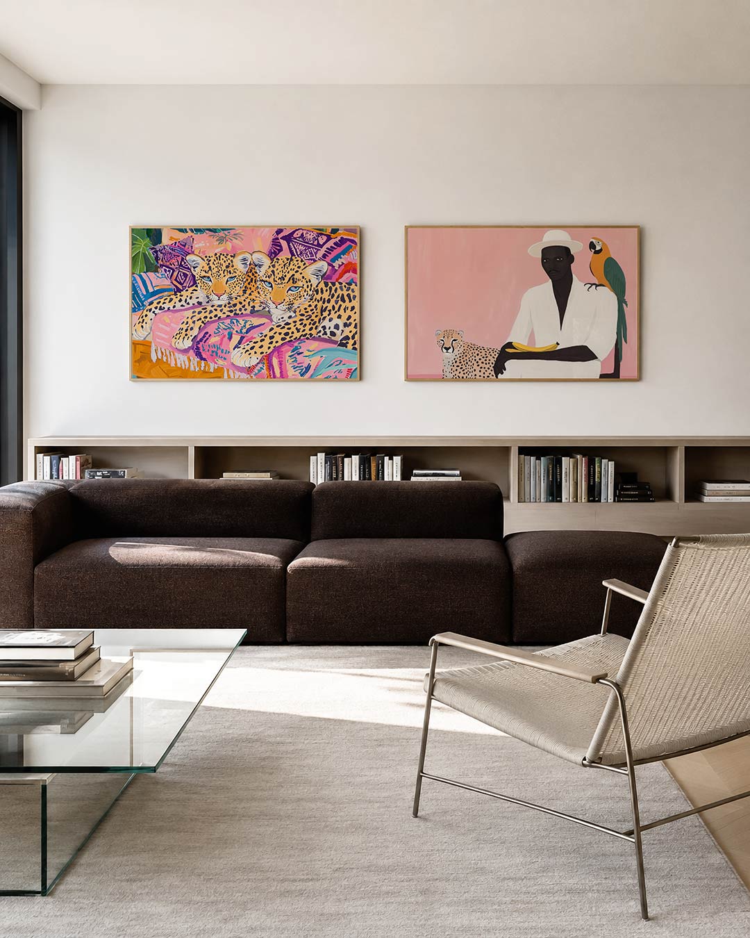 Tweedelige posterset met twee luipaarden op kleurrijke kussens, getoond in een interieur