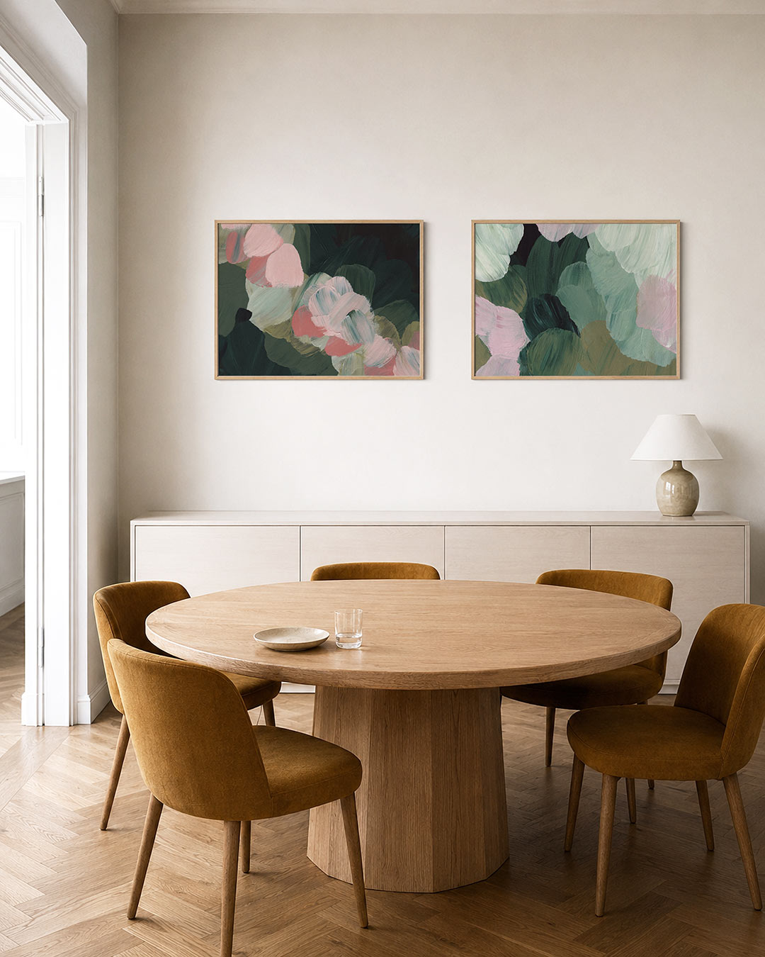 Tweedelige posterset met deze tweedelige posterset heeft zachte roze en groene vegen, getoond in een interieur