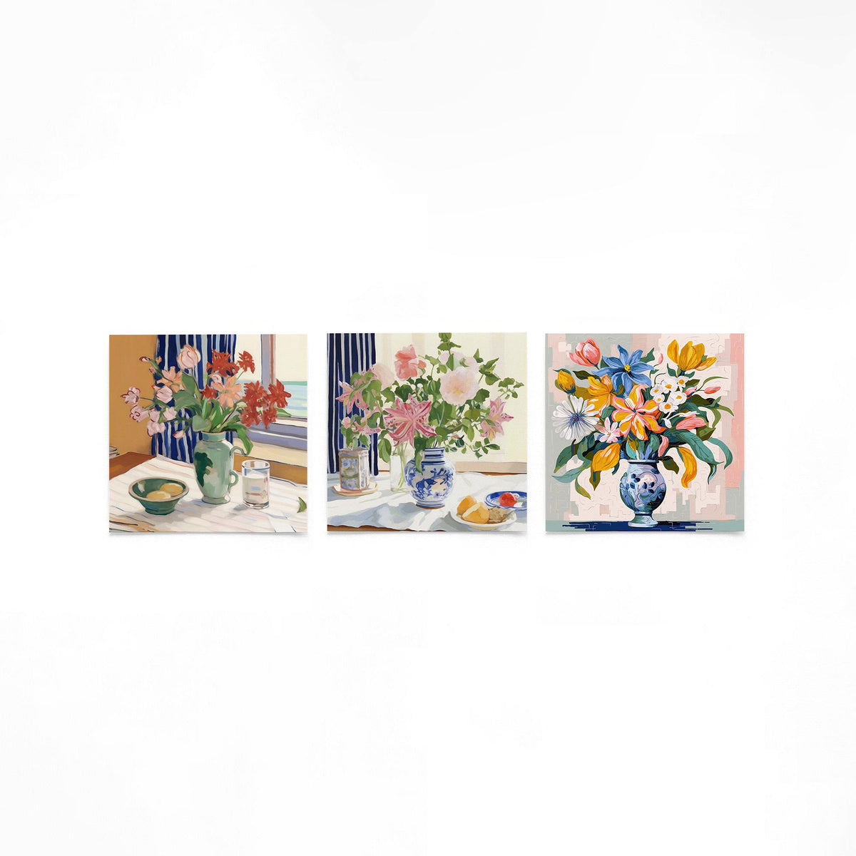 Drie vierkante posters met bloemen in vazen op een gebroken witte achtergrond