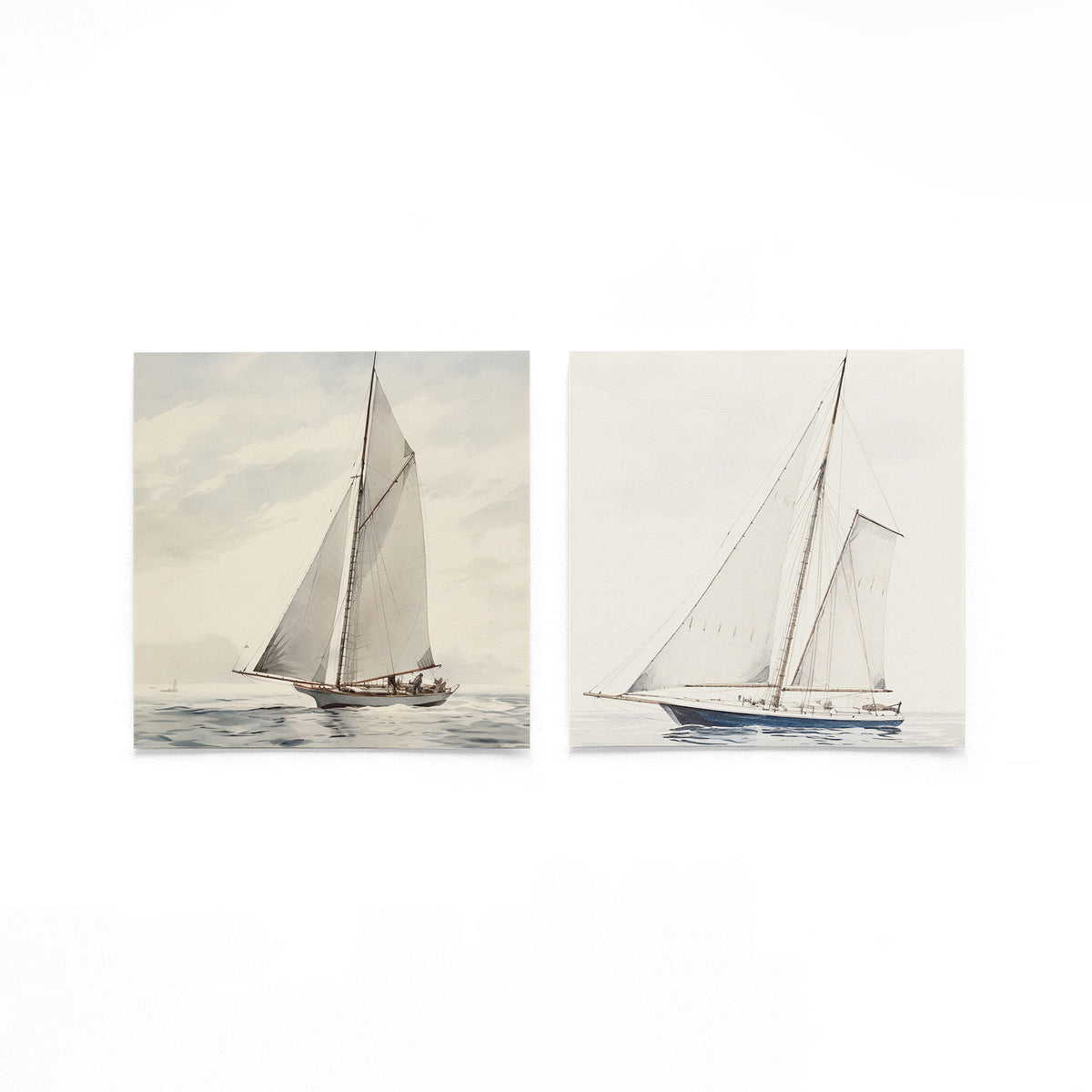 Twee vierkante posters met zeilboten op zee op een gebroken witte achtergrond