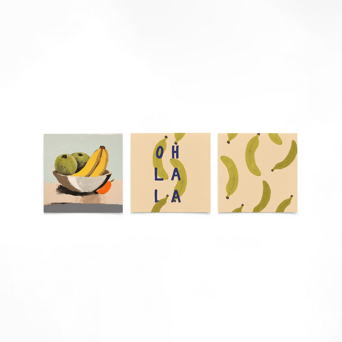 Drie vierkante posters met bananen en fruit op een gebroken witte achtergrond