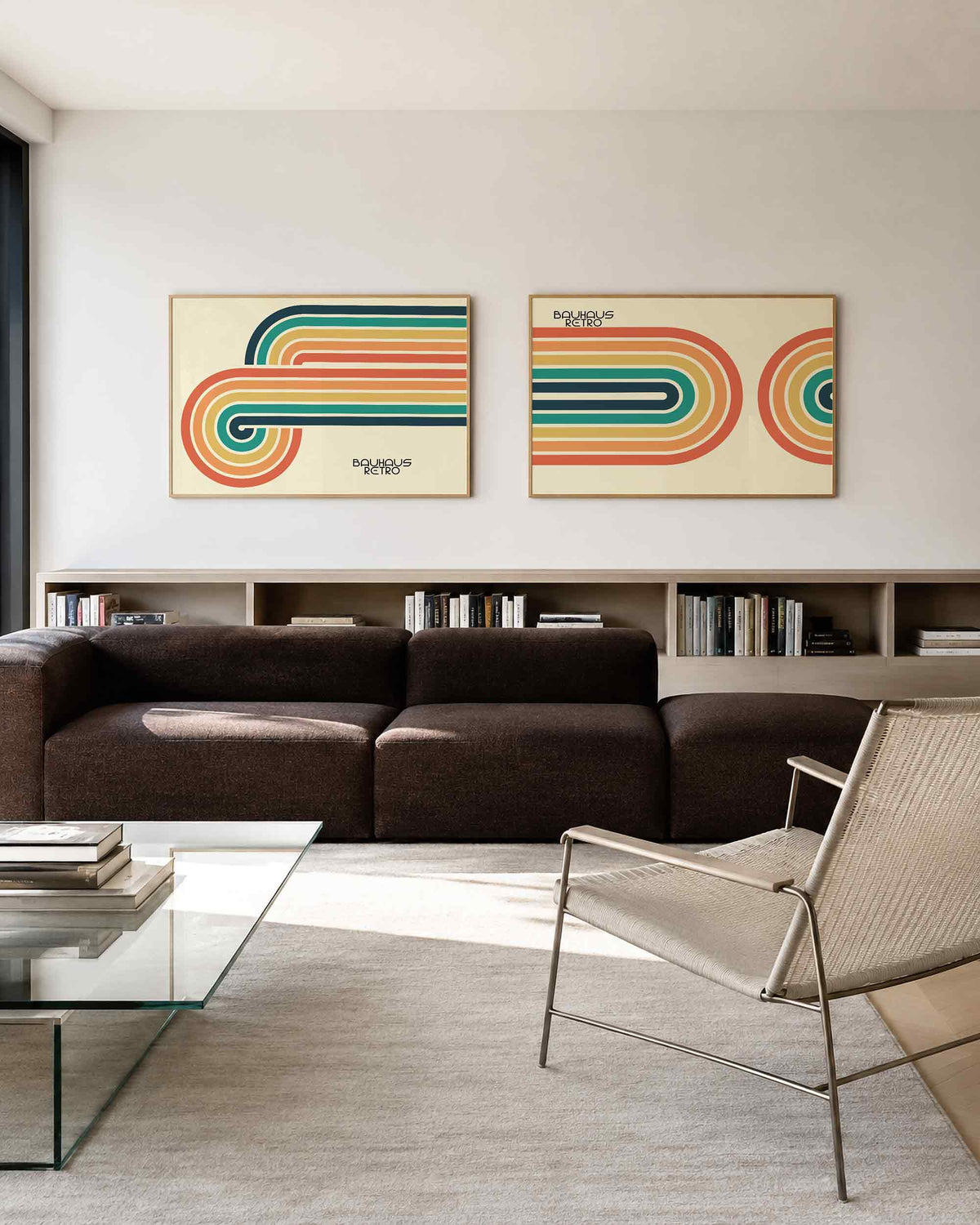Interieurmockup van tweedelige landscape-posterset met golvende retrostrepen