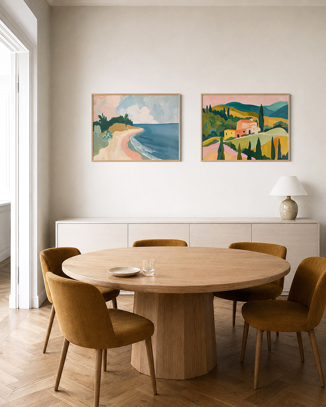 Tweedelige posterset met een zachte, golvende kustlijn met pastelkleuren, getoond in een interieur