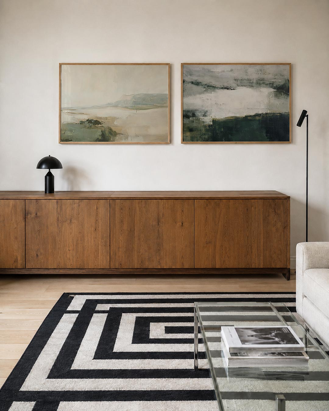 Interieurpresentatie van twee posters met een compositie van zachte, aardse kleuren