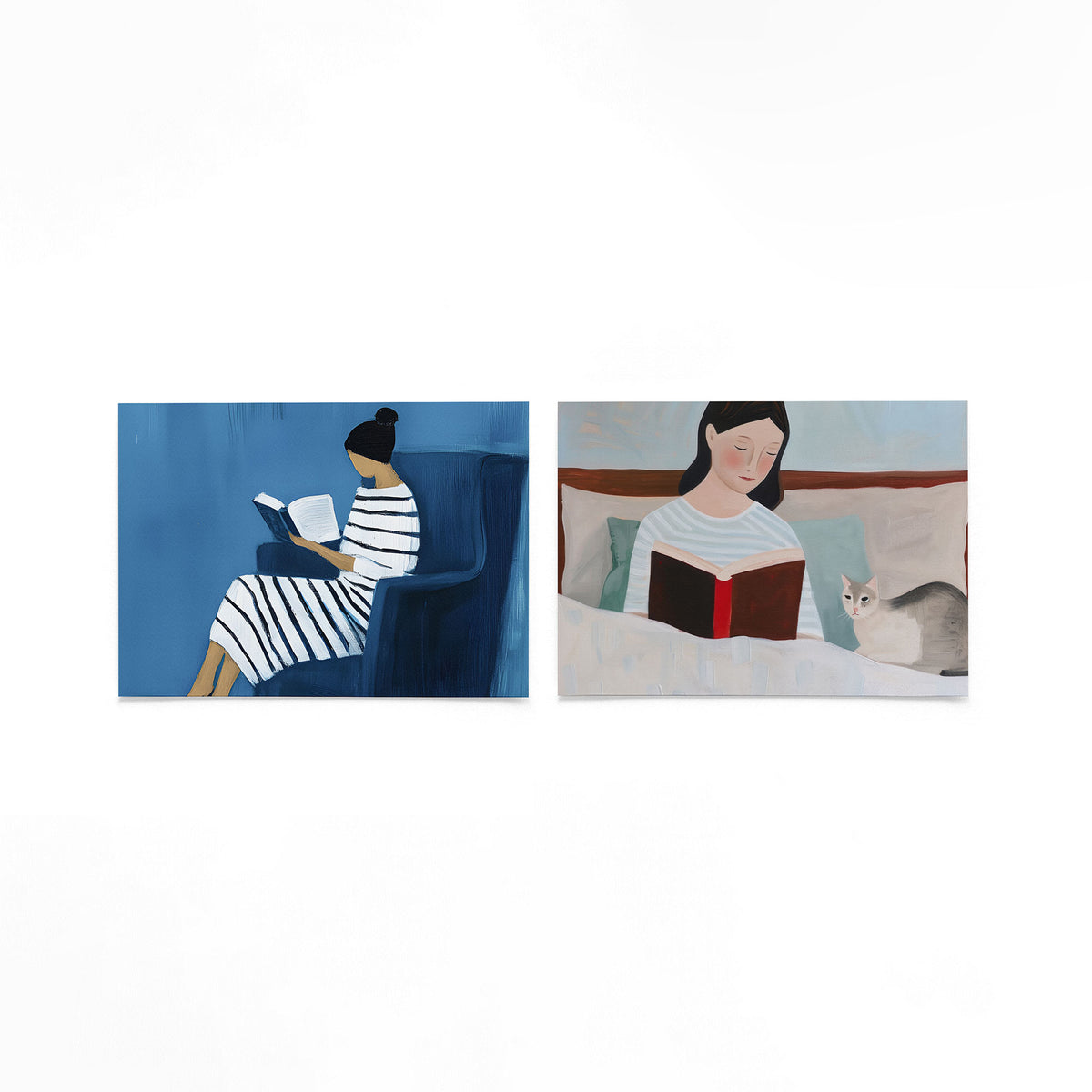 Twee liggende posters met een vrouw in een gestreepte jurk met een boek op een blauwe stoel op een gebroken witte achtergrond