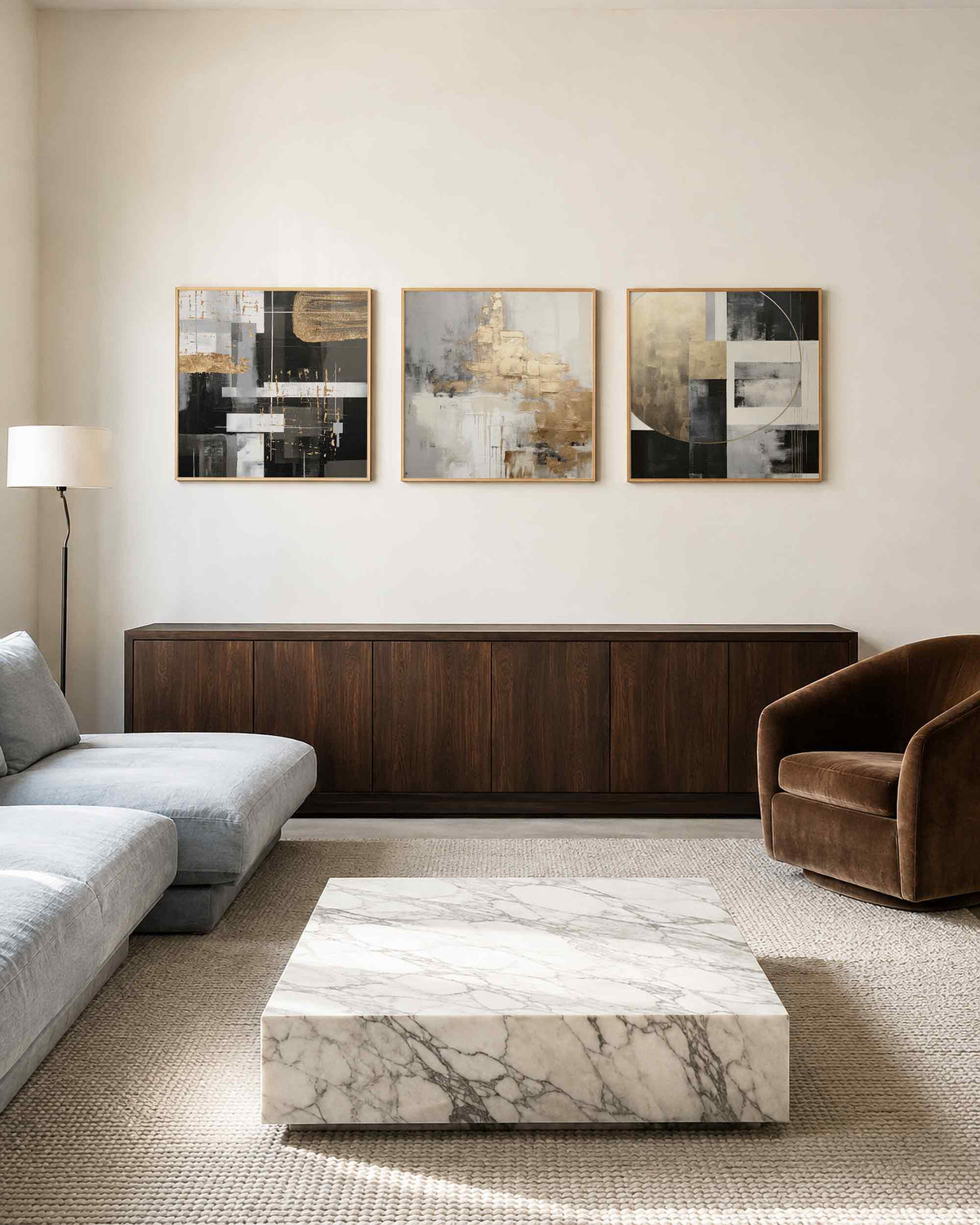 Interieurpresentatie van een driedelige vierkante posterset met abstracte geometrie