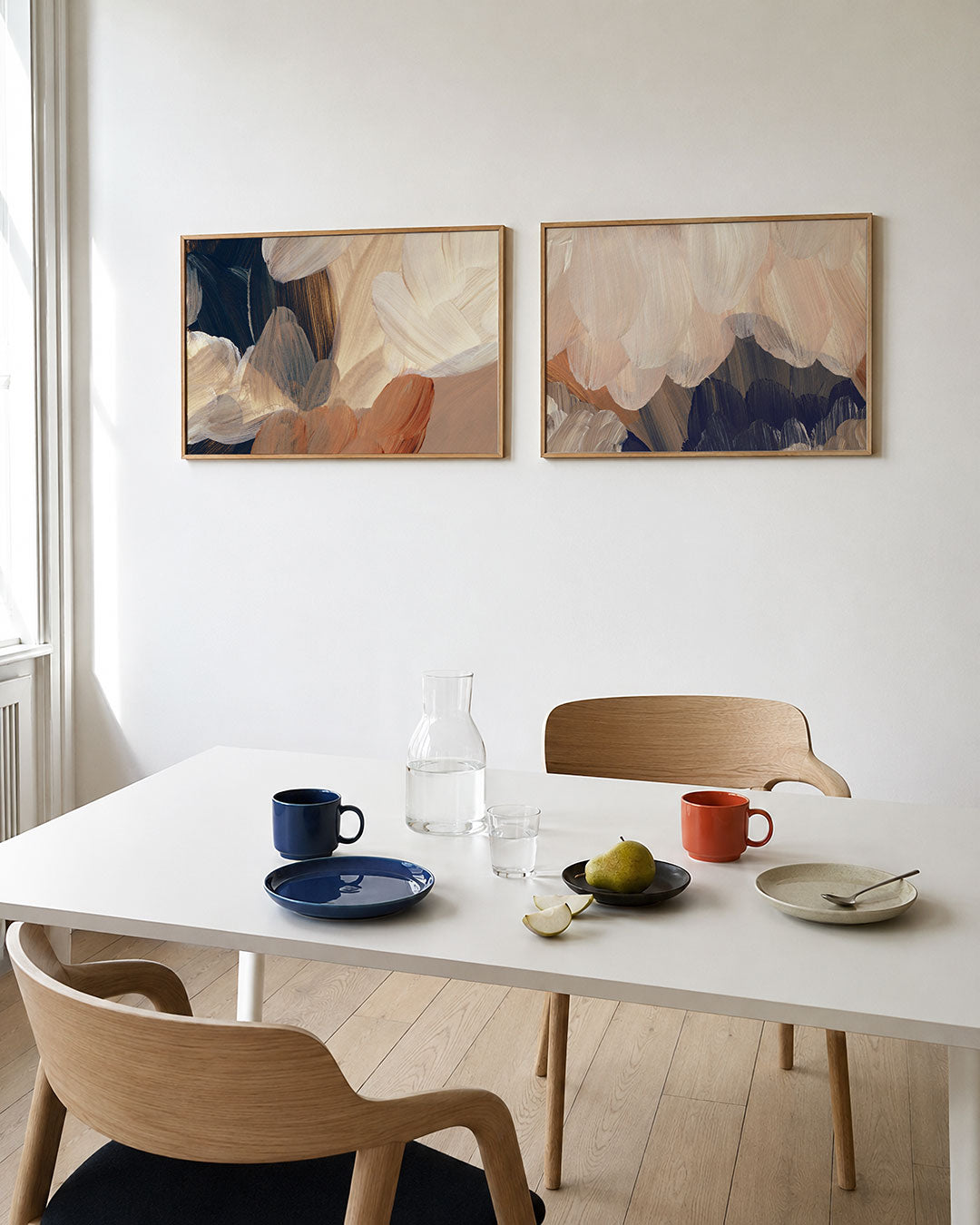 Twee liggende posters met deze tweedelige posterset heeft vloeiende penseelstreken, aan de muur in een interieur