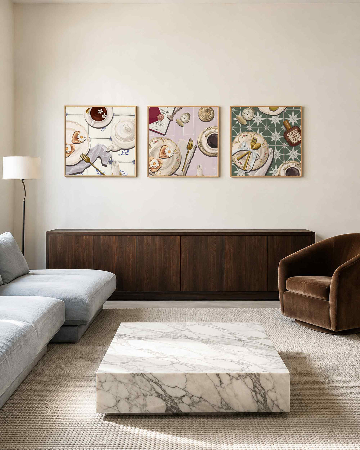 Interieurpresentatie van een driedelige vierkante posterset met ontbijttafel stilleven