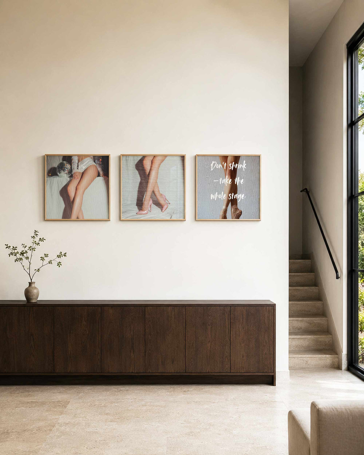Interieurpresentatie van een driedelige vierkante posterset met mode en dans