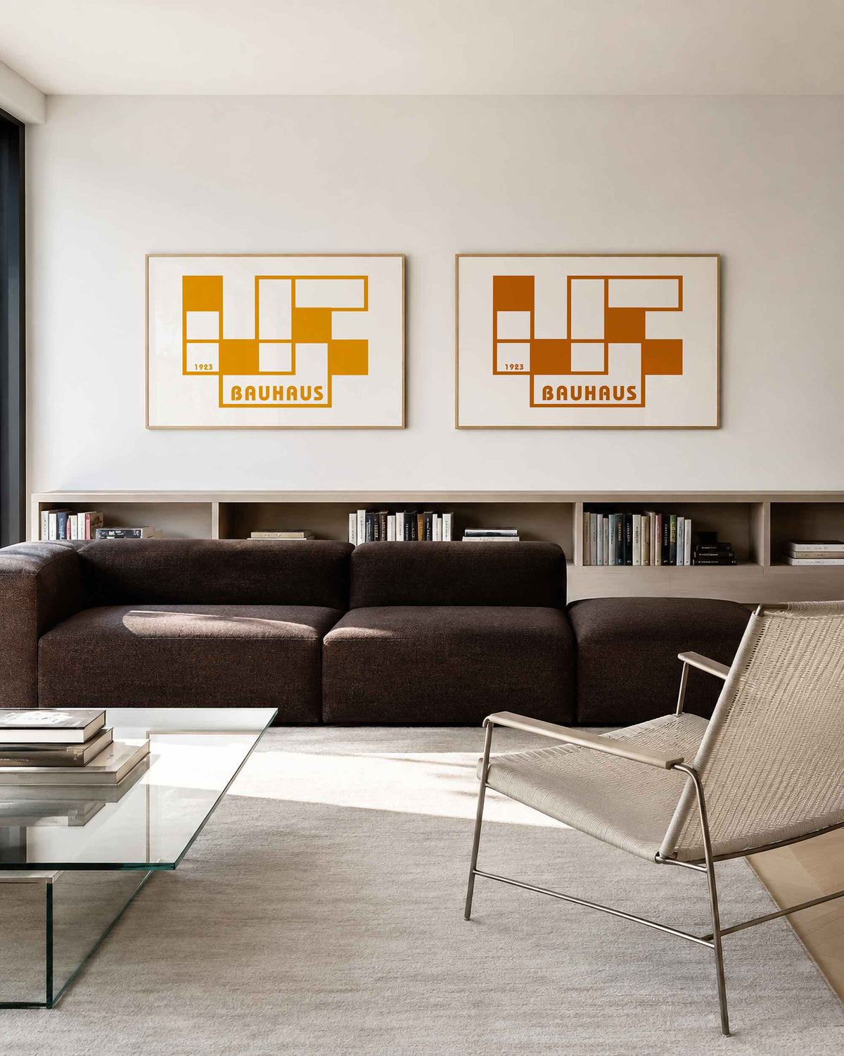 Interieurmockup van tweedelige landscape-posterset met oranje raster en jaartal