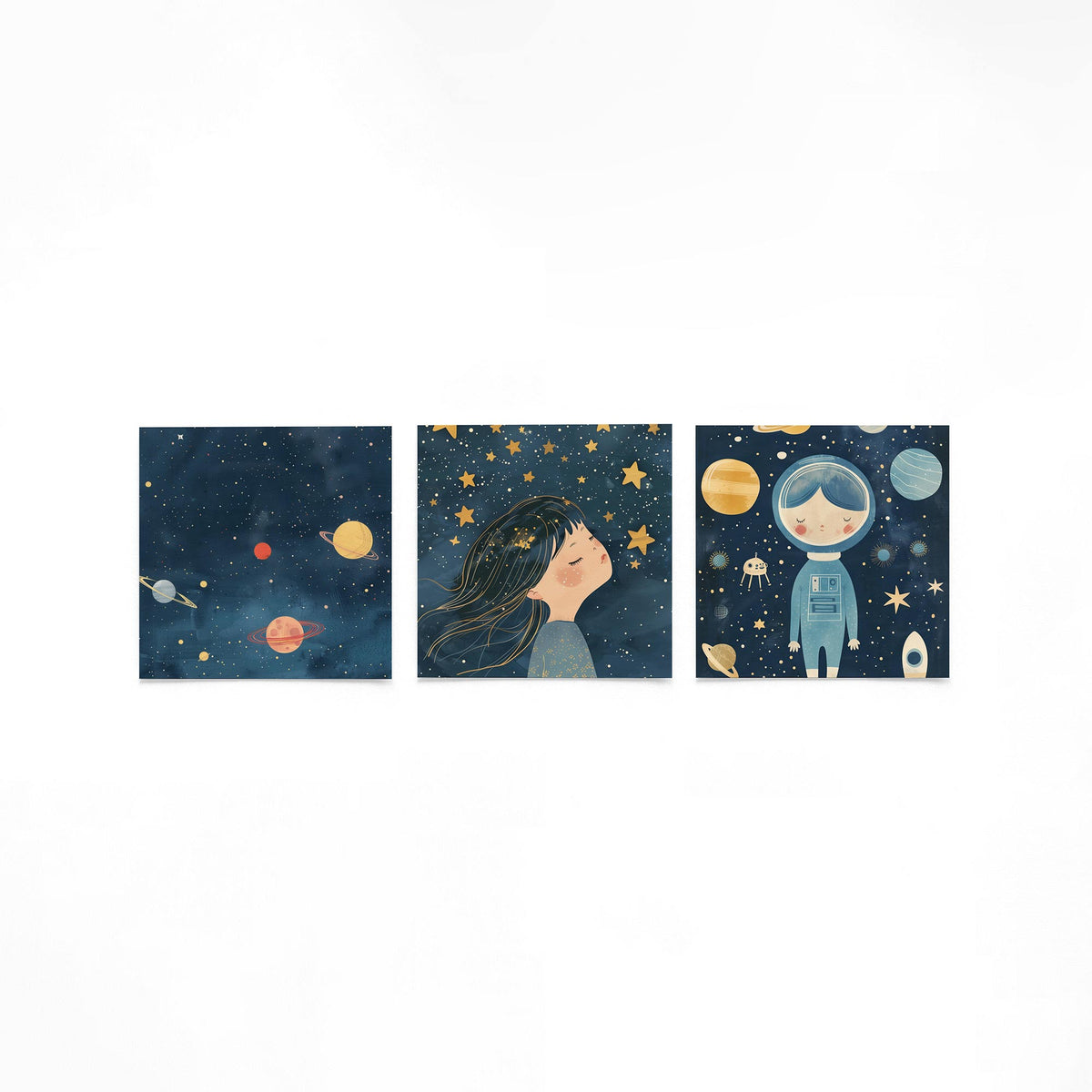 Drie vierkante posters met ruimtefiguren op een gebroken witte achtergrond