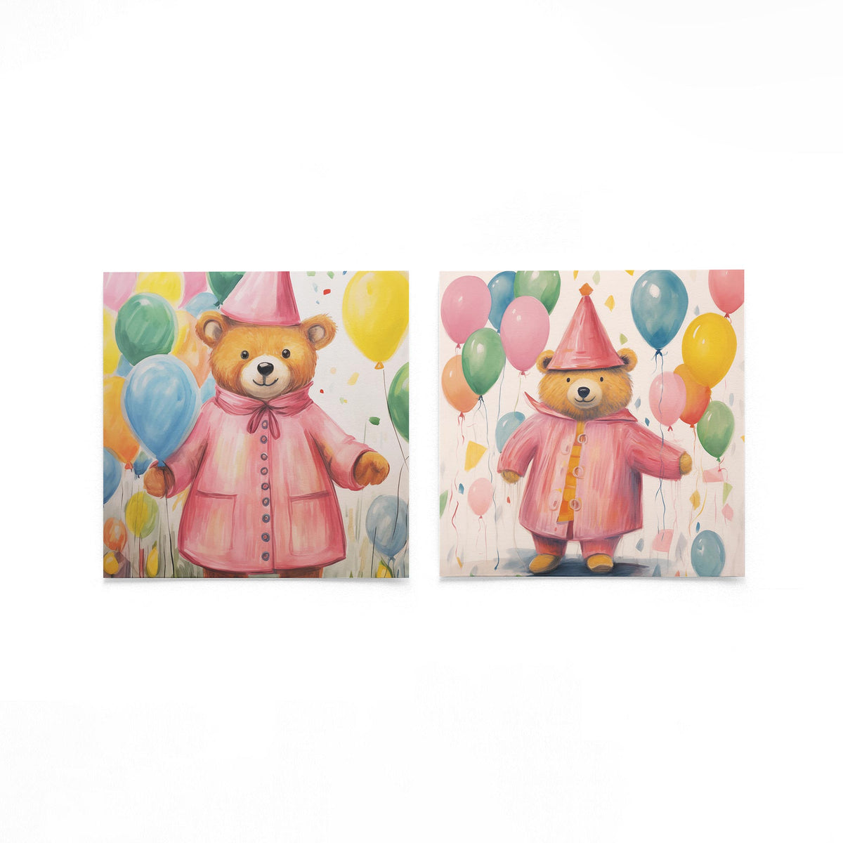Twee vierkante posters met feestberen met ballonnen op een gebroken witte achtergrond