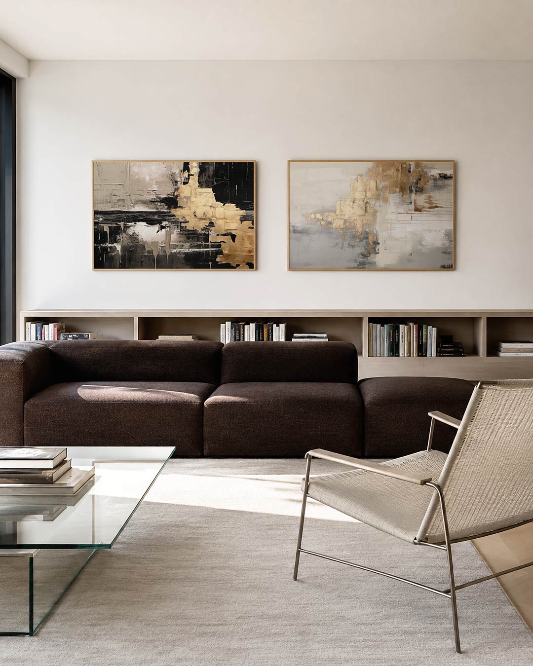 Tweedelige posterset met goud, zwart en beige, getoond in een interieur