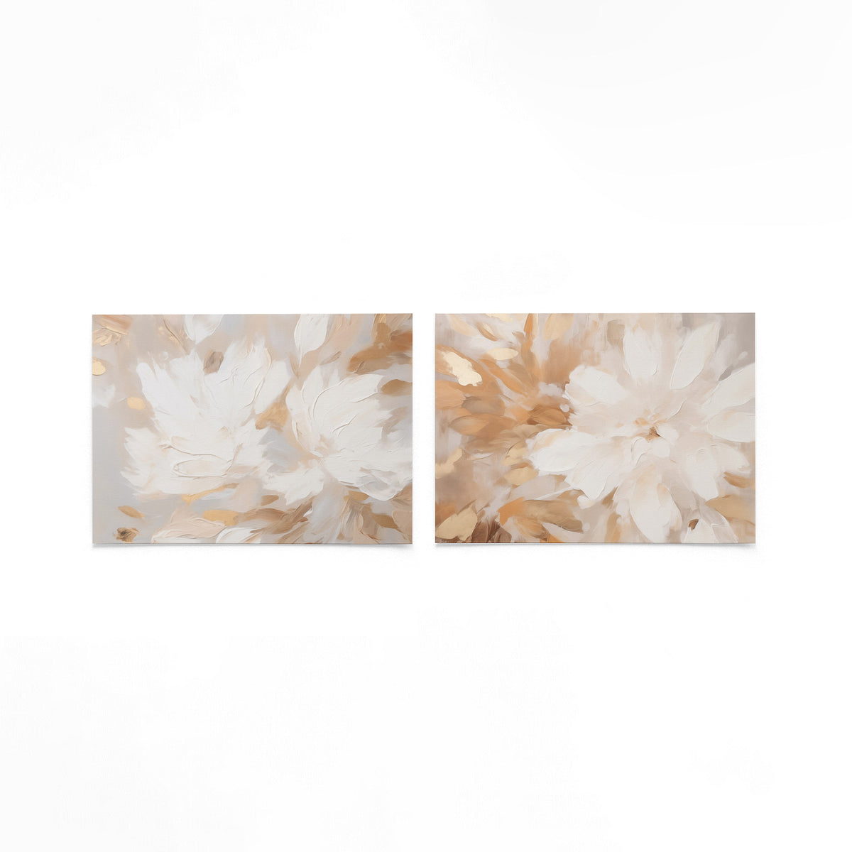 Twee liggende posters met vloeiende witte en beige vlakken met gouden accenten op een gebroken witte achtergrond