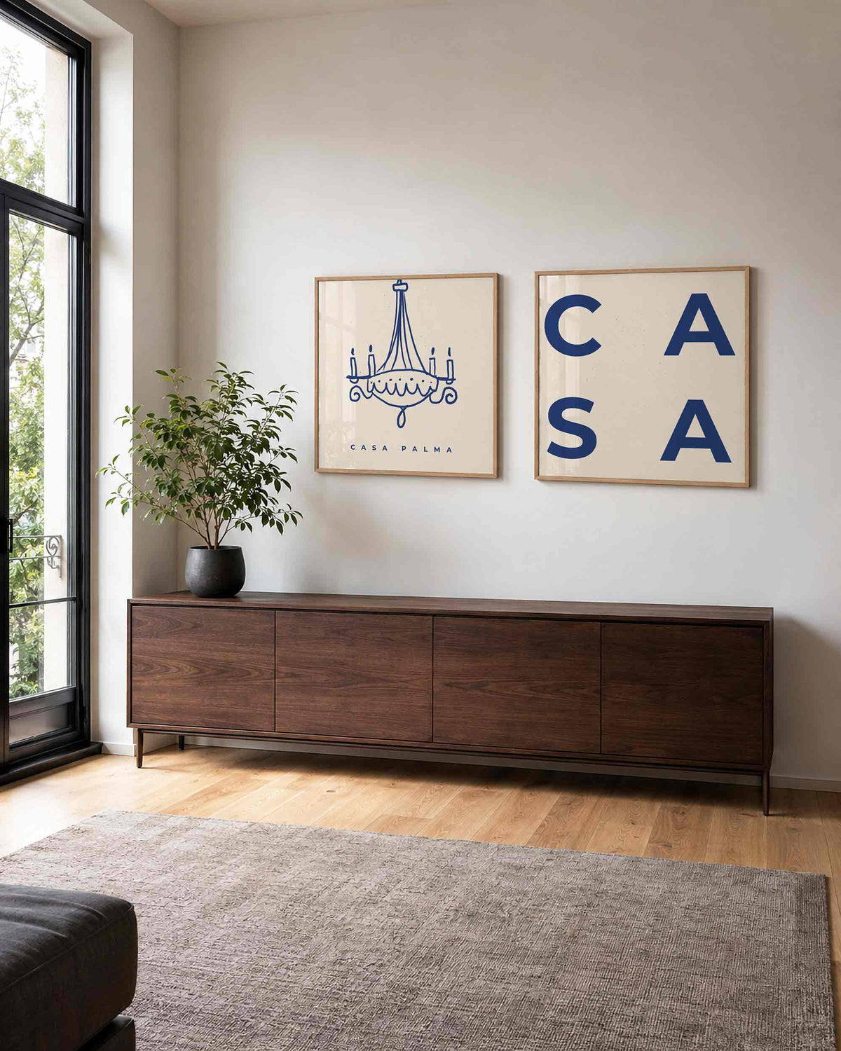 Interieurpresentatie van een tweedelige vierkante posterset met kroonluchter en casa