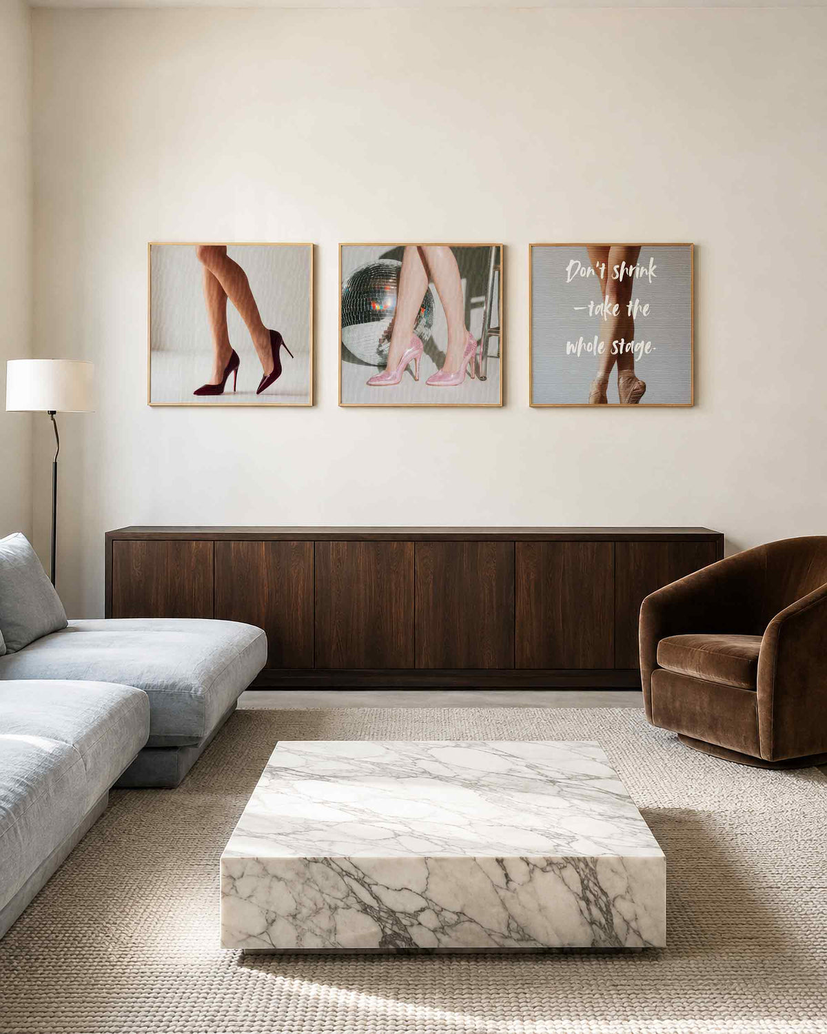 Interieurpresentatie van een driedelige vierkante posterset met schoenen en dans