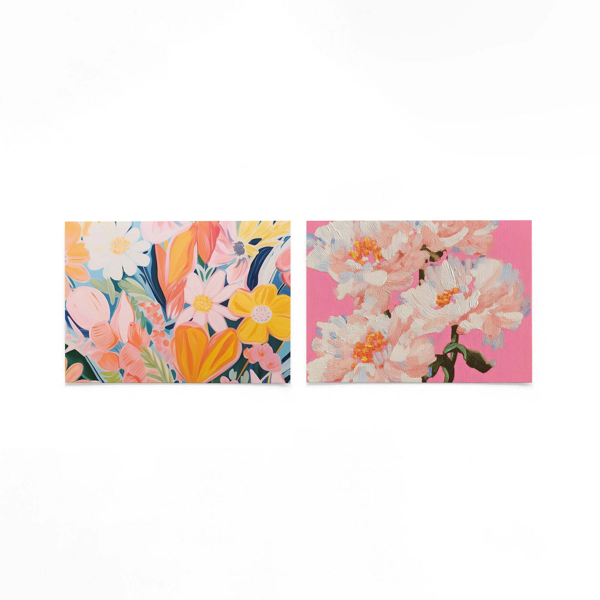 Twee liggende posters met een levendige verzameling bloemen in zachte pastelkleuren op een gebroken witte achtergrond
