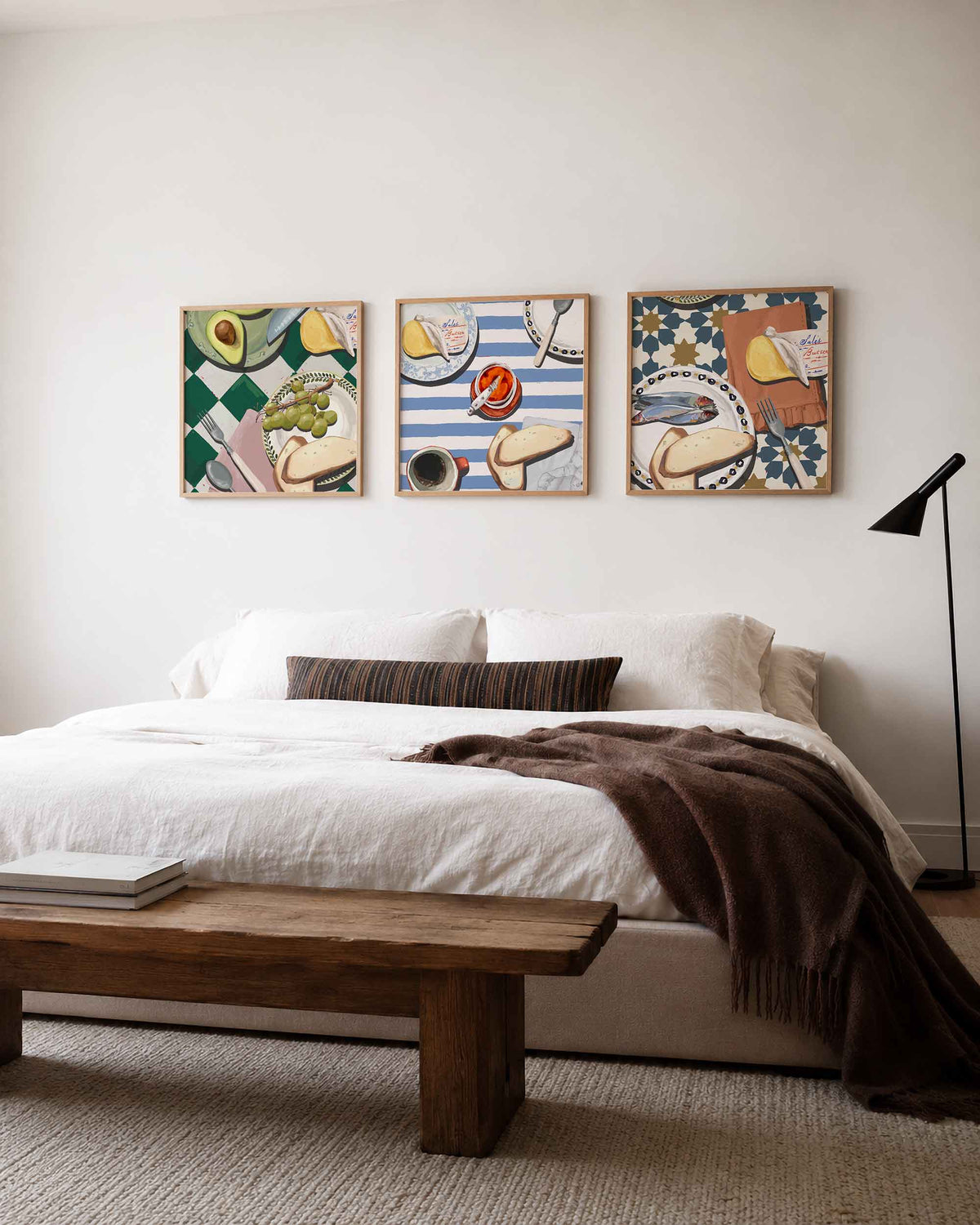 Interieurpresentatie van een driedelige vierkante posterset met geïllustreerde maaltijd