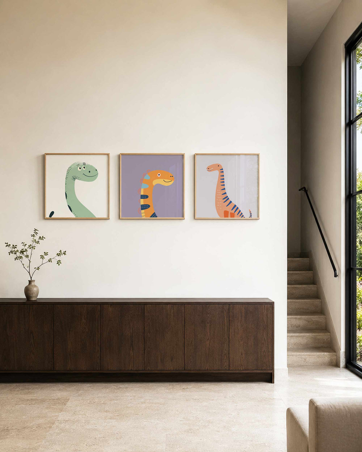 Interieurpresentatie van een driedelige vierkante posterset met vrolijke dinosaurus