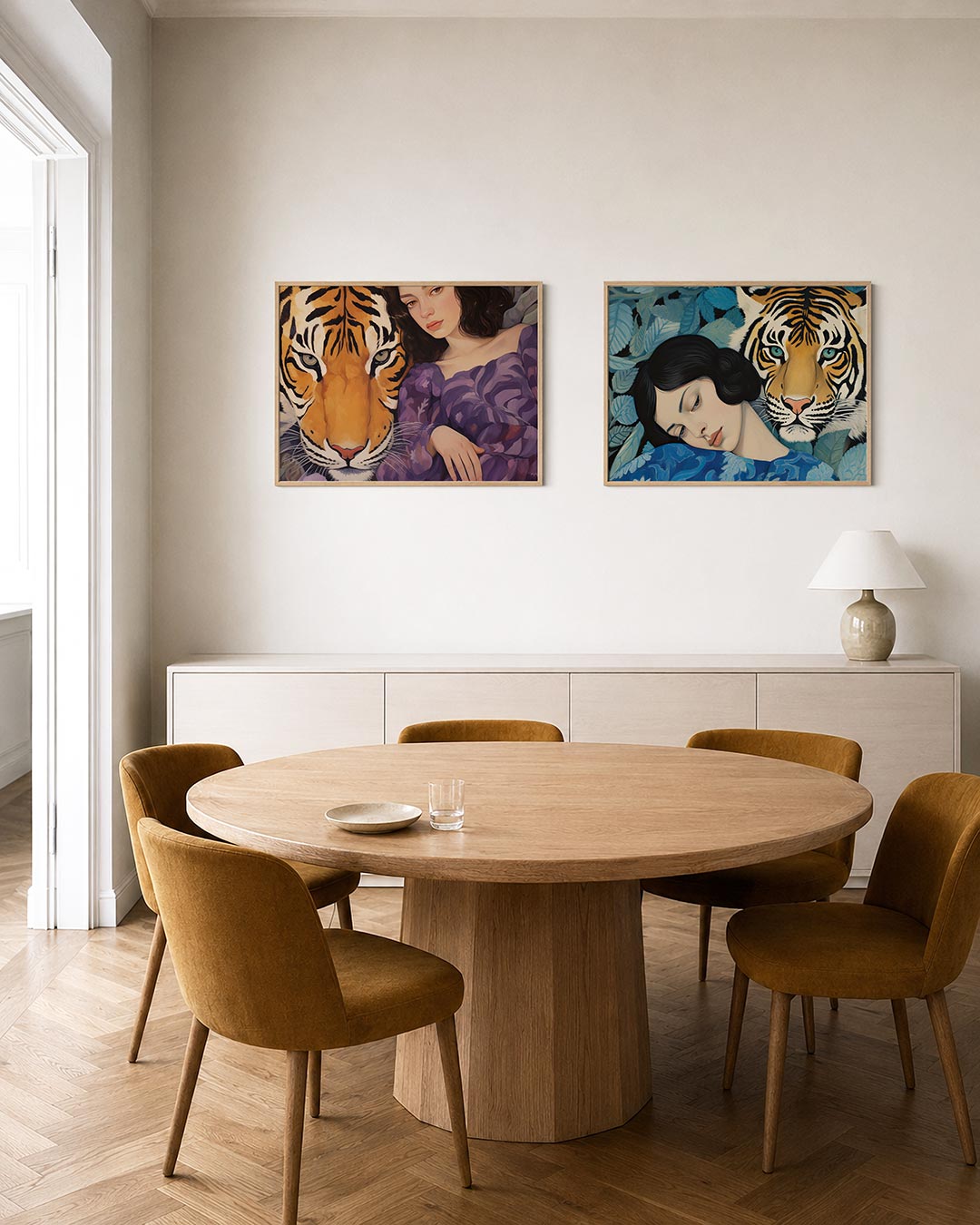 Twee liggende posters met een tijger en een vrouw delen een serene blik, aan de muur in een interieur