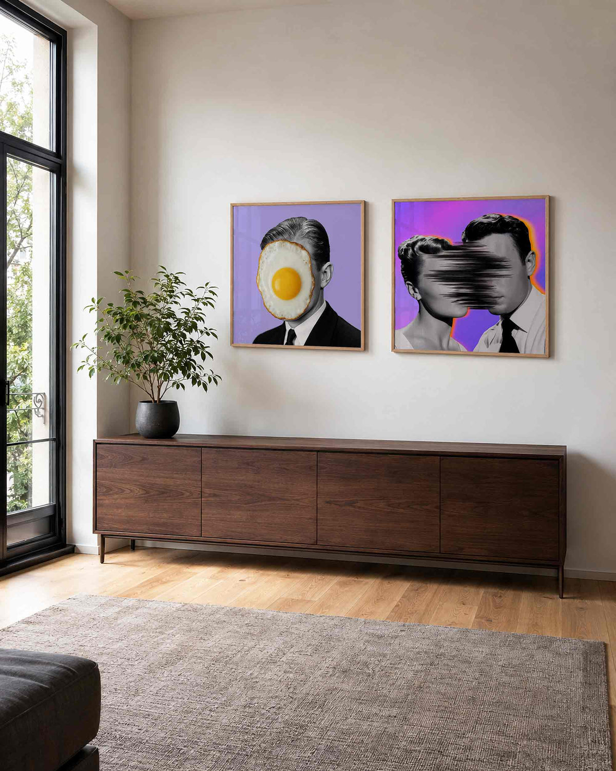 Interieurpresentatie van een tweedelige vierkante posterset met ei en portretten