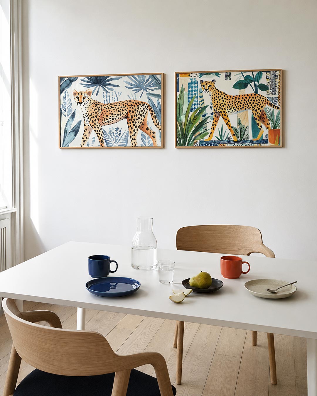 Interieurpresentatie van twee posters met een sierlijke cheetah met zwarte stippen wandelt door een achtergrond
