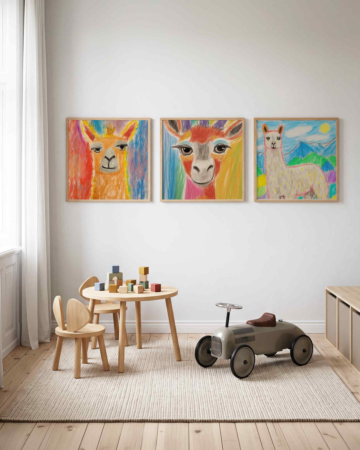 Interieurpresentatie van een driedelige vierkante posterset met kleurrijke dieren