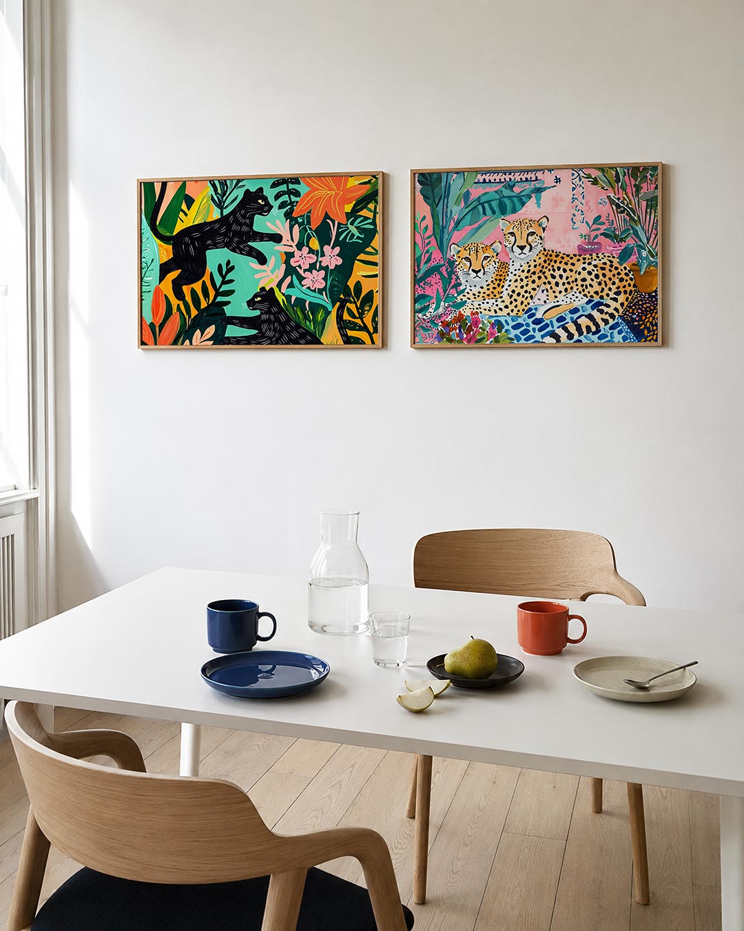 Tweedelige posterset met twee zwarte katten in een kleurrijke jungle vol levendige bloemen, getoond in een interieur