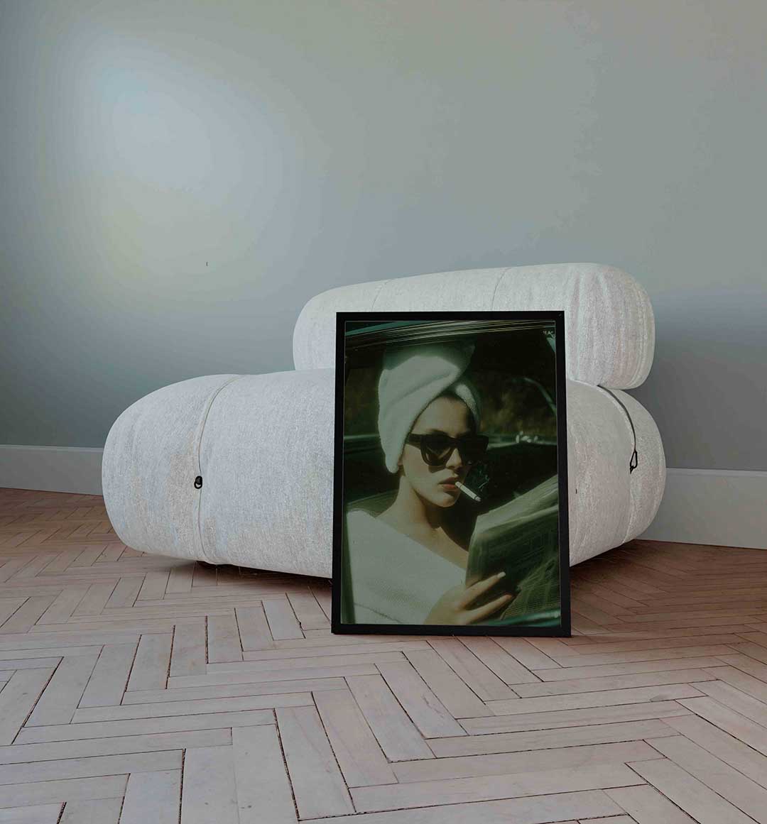 Vrouw met zonnebril en krant Poster