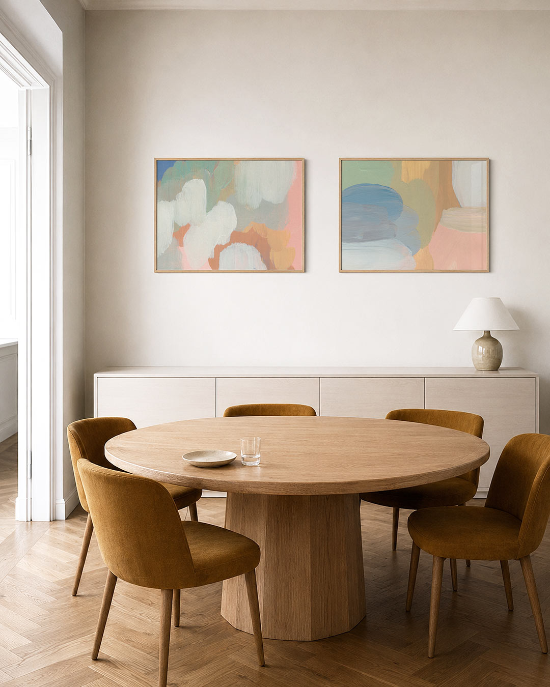 Tweedelige posterset met een spel van zachte, vloeiende kleurvlakken in pastelkleuren, getoond in een interieur