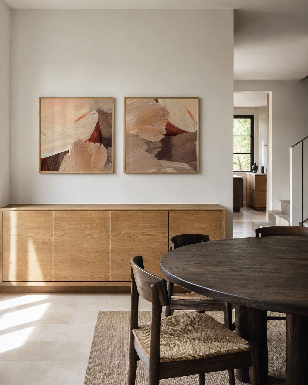Interieurpresentatie van een tweedelige vierkante posterset met aardetinten penseelstreken
