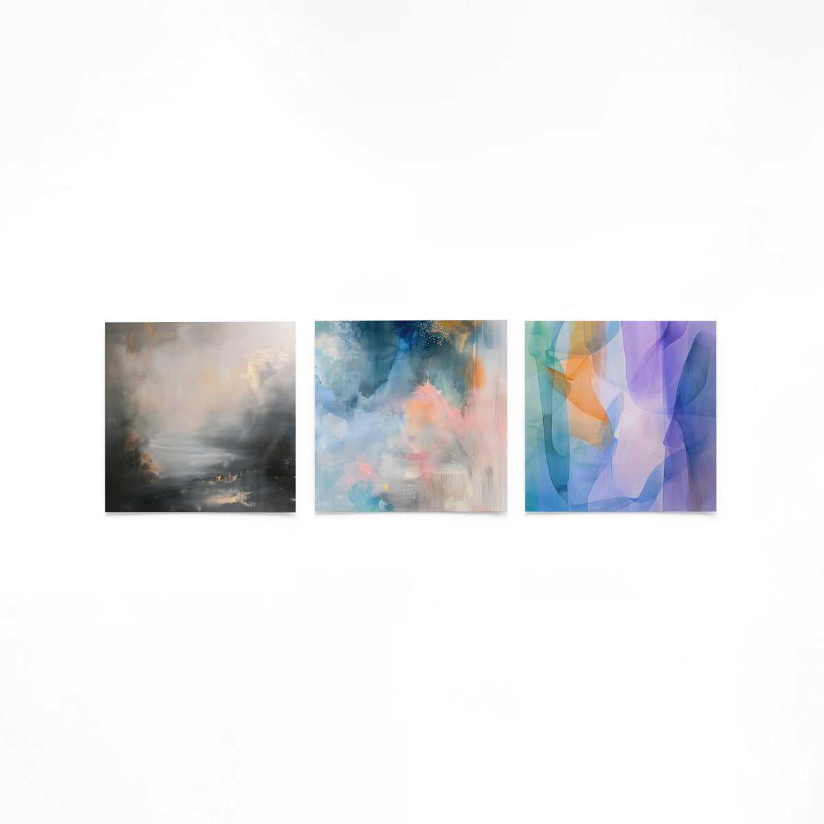 Drie vierkante posters met abstracte kleuren op een gebroken witte achtergrond