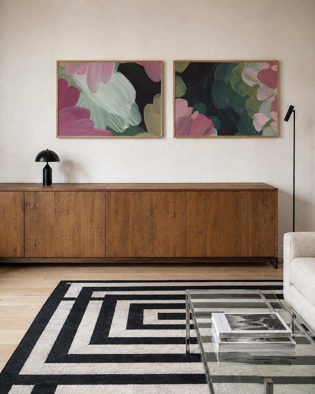 Tweedelige posterset met deze tweedelige posterset heeft roze, groene en witte kleurvlakken, getoond in een interieur