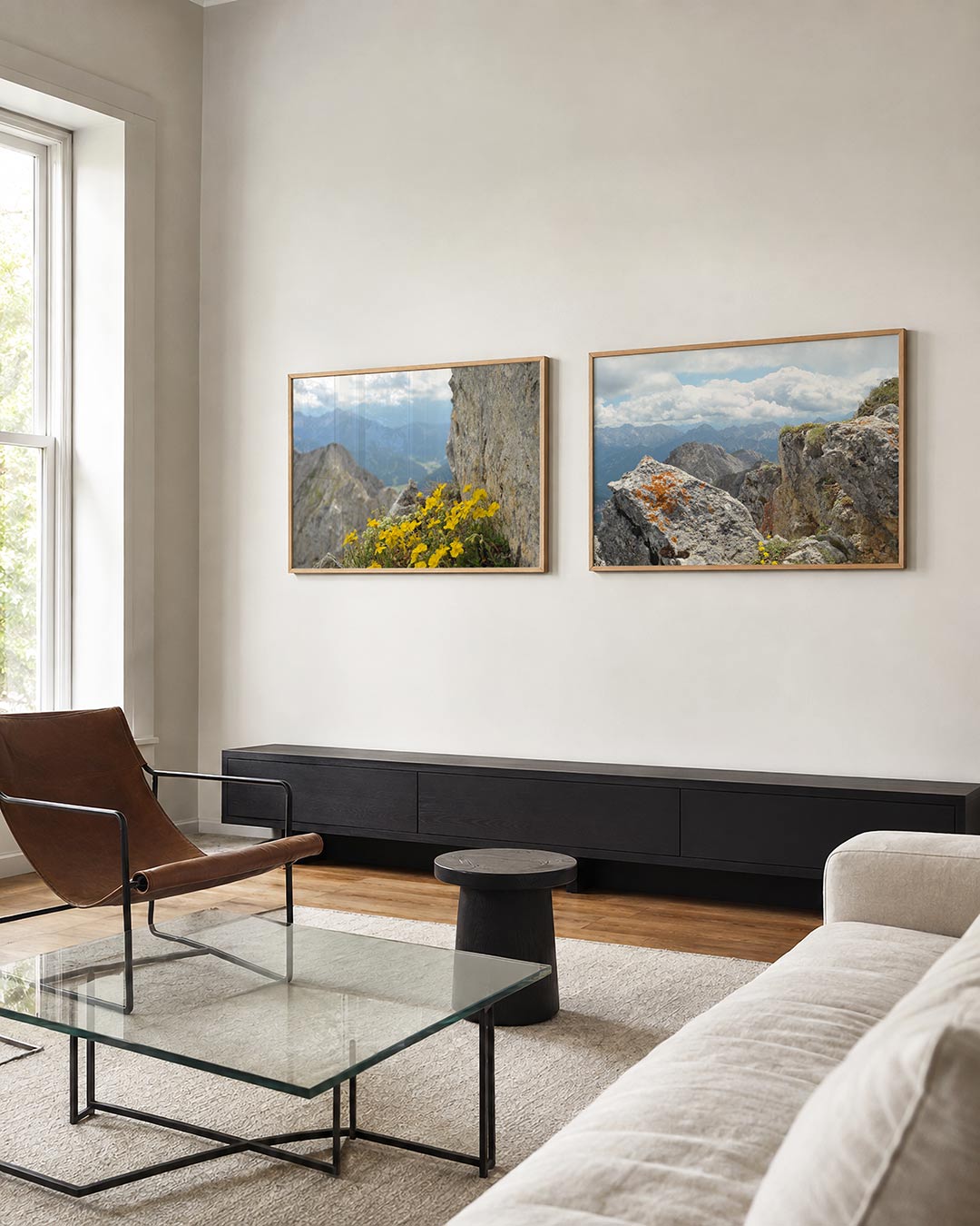 Interieur met liggend fotografisch tweeluik alpenrots en gele bloemen – Gerald Emming