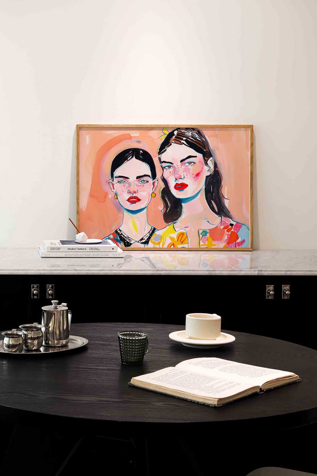Twee vrouwen met kleurrijke kleding Poster