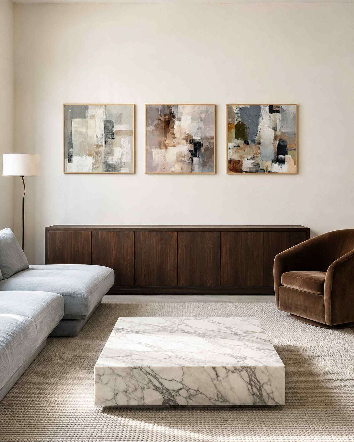 Interieurpresentatie van een driedelige vierkante posterset met abstracte vlakken