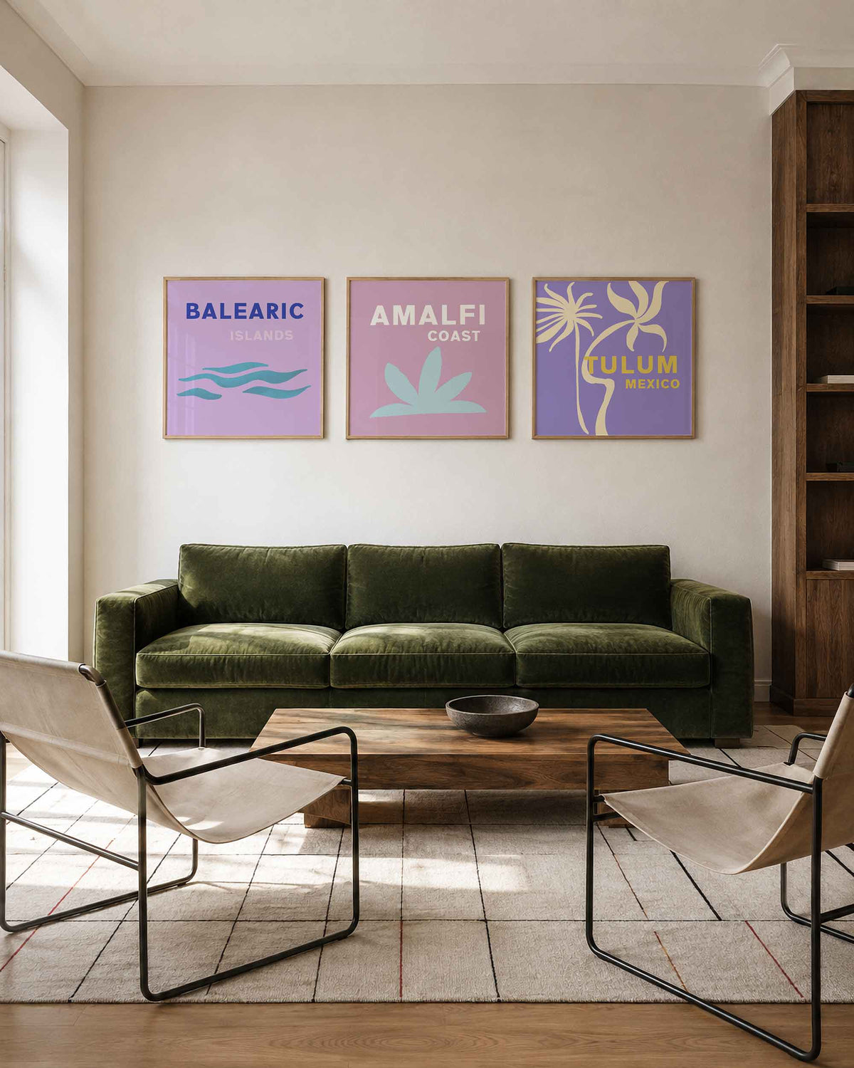 Interieurpresentatie van een driedelige vierkante posterset met kustplaatsen en palmen