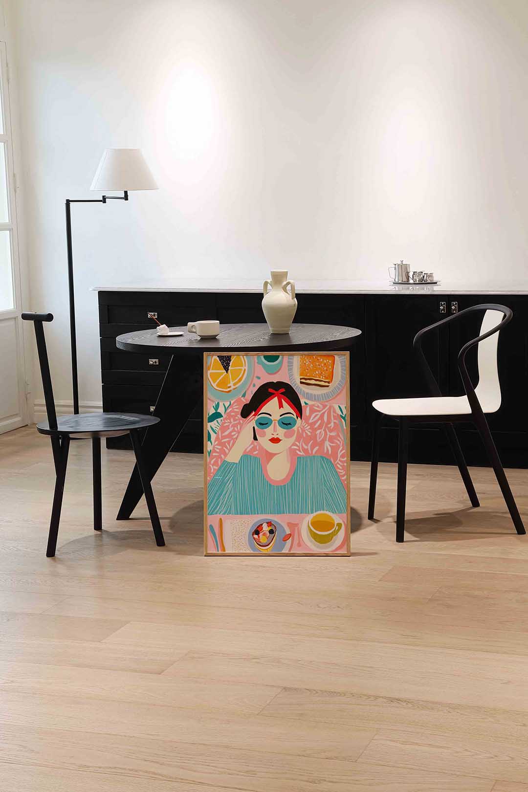 Ontspannen vrouw met ontbijt Poster