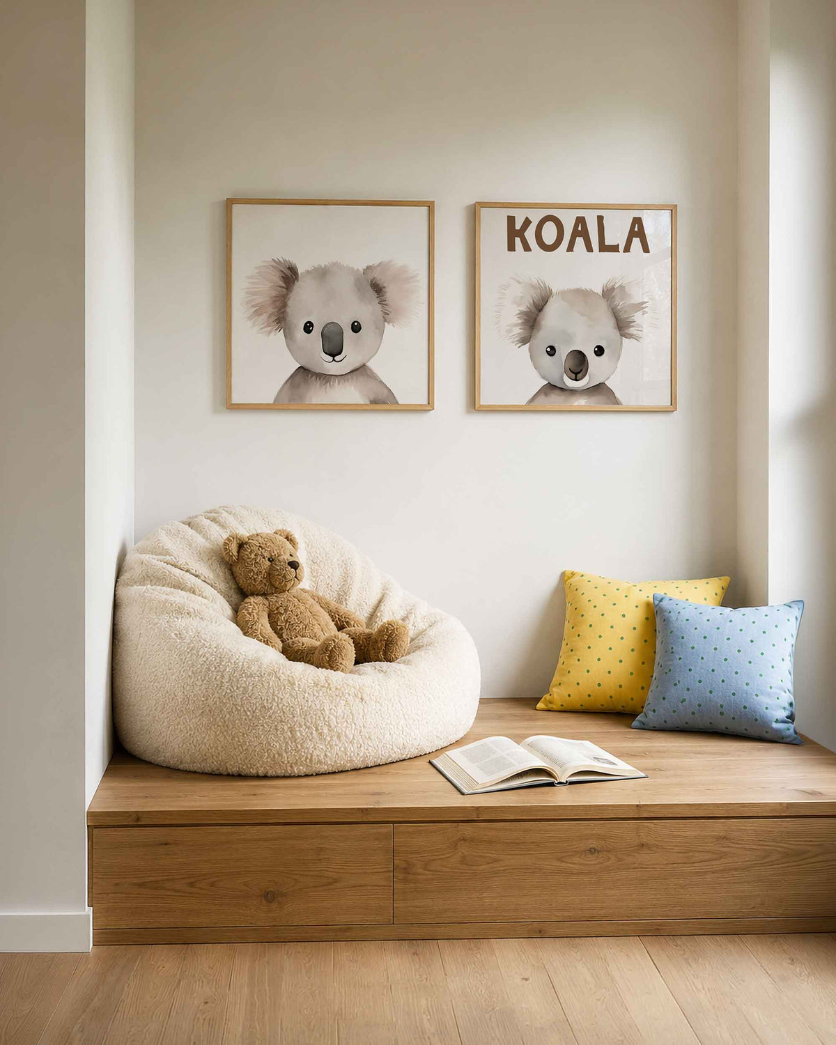 Interieurpresentatie van een tweedelige vierkante posterset met koala portretten