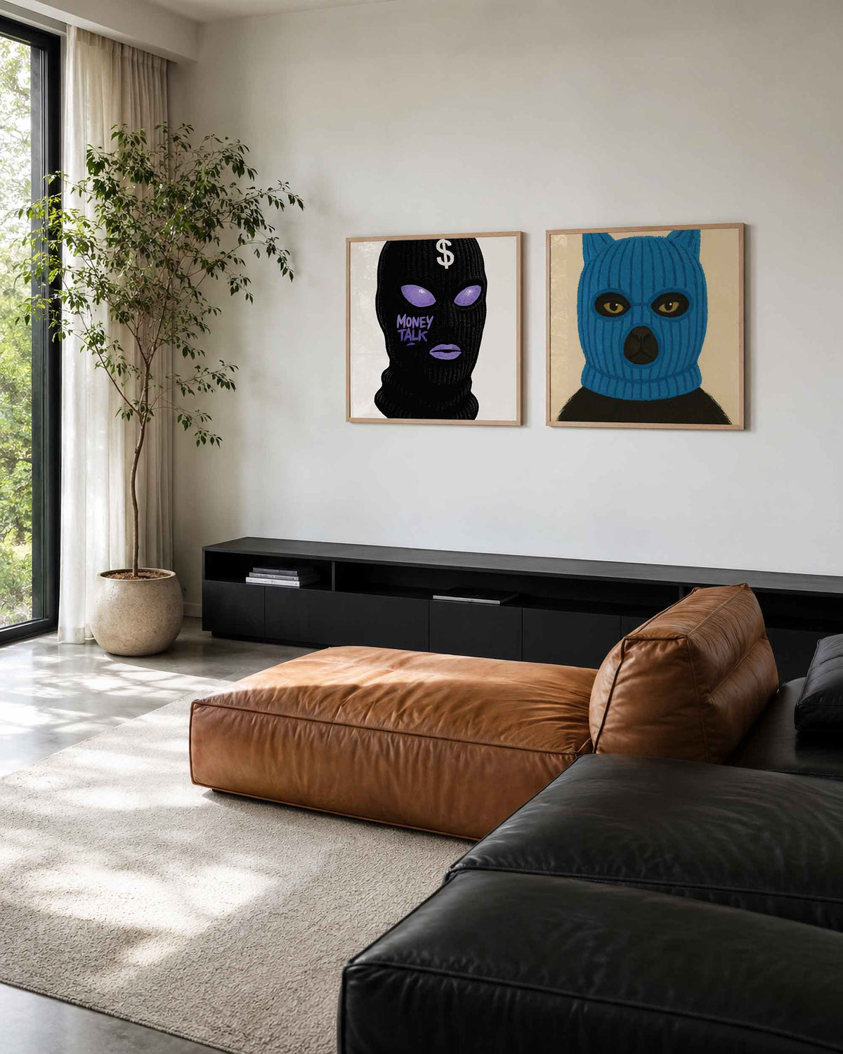 Interieurpresentatie van een tweedelige vierkante posterset met masker en kat