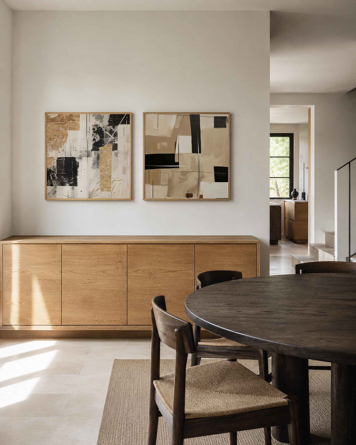 Interieurpresentatie van een tweedelige vierkante posterset met zwart beige abstracte