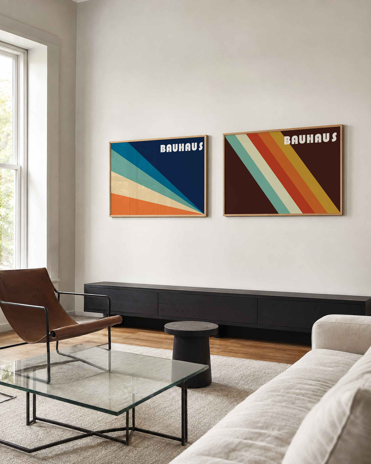 Interieurmockup van tweedelige landscape-posterset met diagonale kleurbanen
