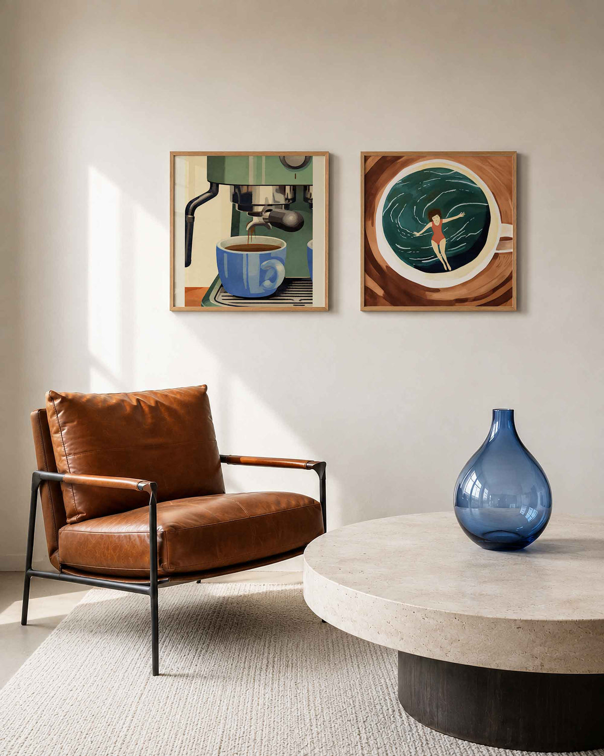 Interieurpresentatie van een tweedelige vierkante posterset met koffie en zwemmer