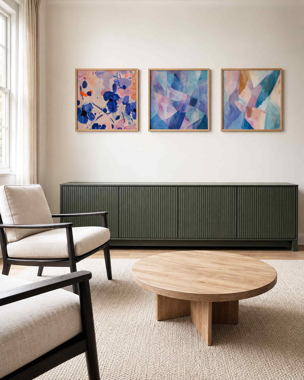 Interieurpresentatie van een driedelige vierkante posterset met abstracte kleurencompositie