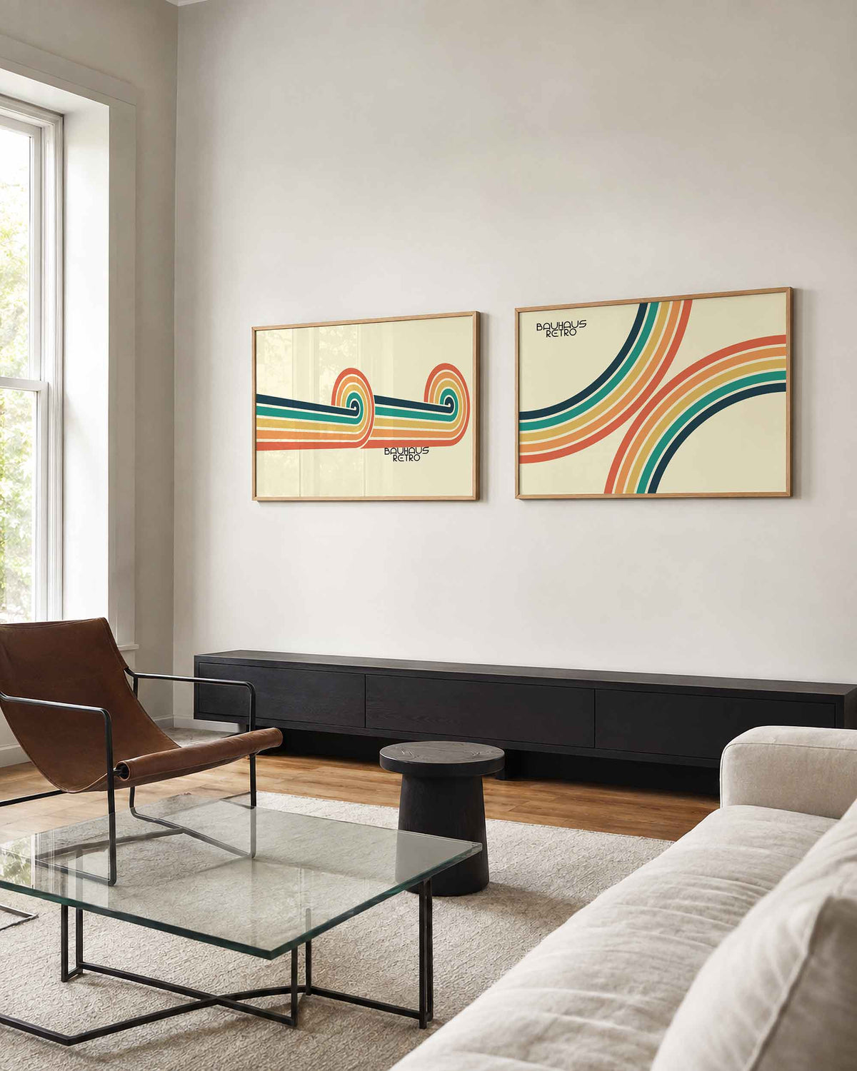 Interieurmockup van tweedelige landscape-posterset met gestreepte regenbogenbogen