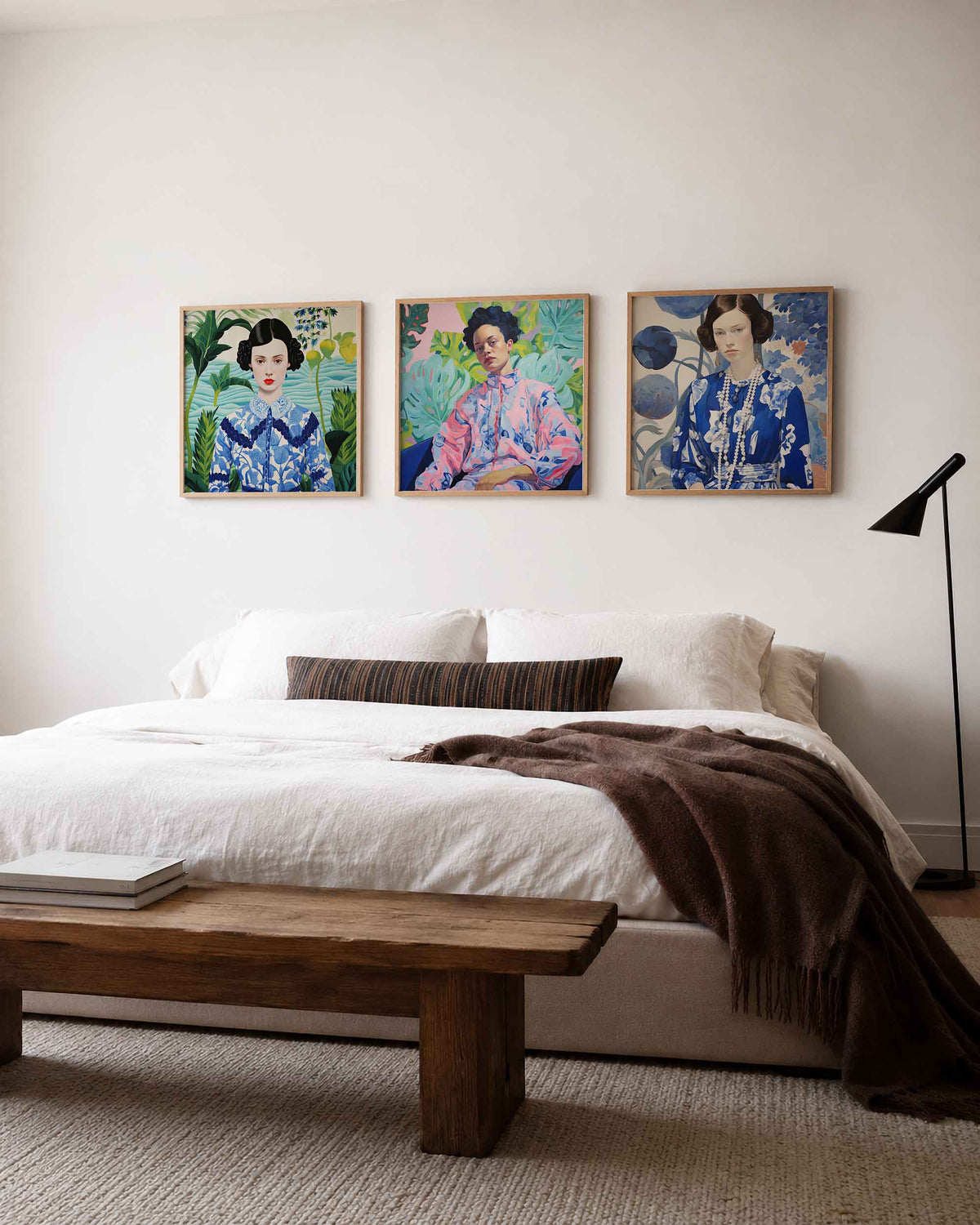 Interieurpresentatie van een driedelige vierkante posterset met vrouwenportretten in blauw