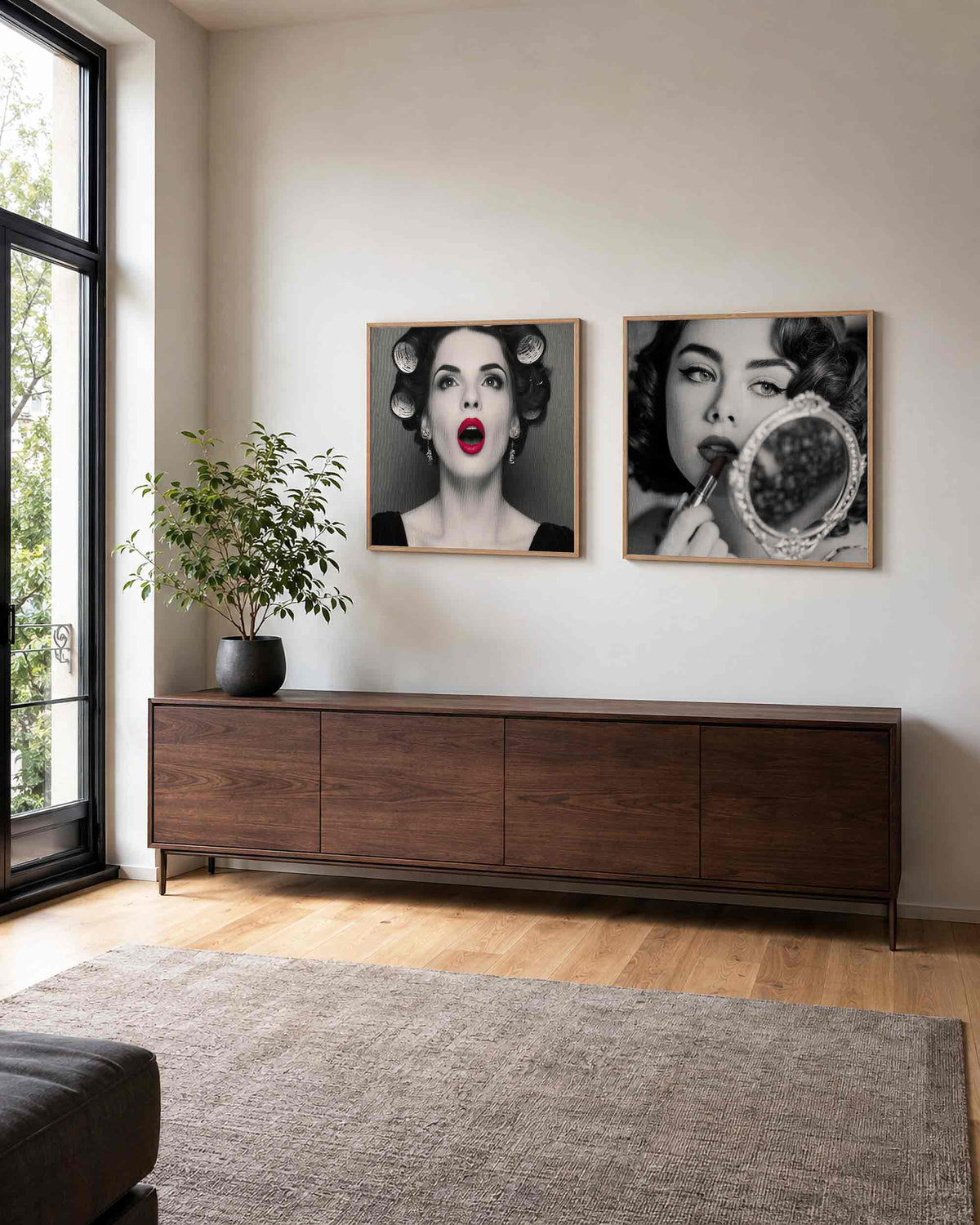 Interieurpresentatie van een tweedelige vierkante posterset met make upportretten