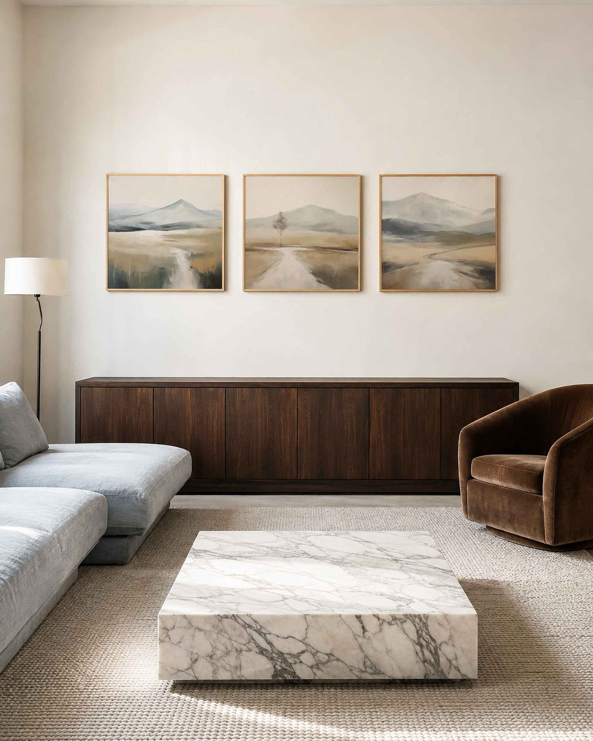 Interieurpresentatie van een driedelige vierkante posterset met abstracte berglandschappen